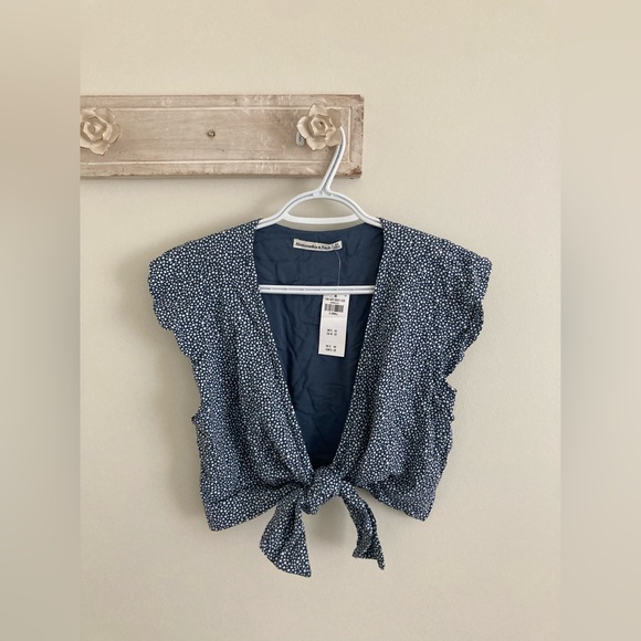Abercrombie and fitch flutter sleeve top! - Picture 2 of 4